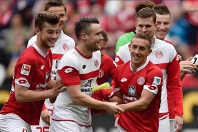 lol台服官网首页地址-门兴格拉德巴赫迎德国杯关键赛，窗口期队长鼓劲，引发热议，控场能力受关注(法兰克福vs门兴格拉德巴赫比分预测)