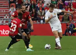 西甲赛前走向成谜；辽宁本钢强势反弹；质疑声仍在；资深球员宣示担当(西甲球队名单规定)