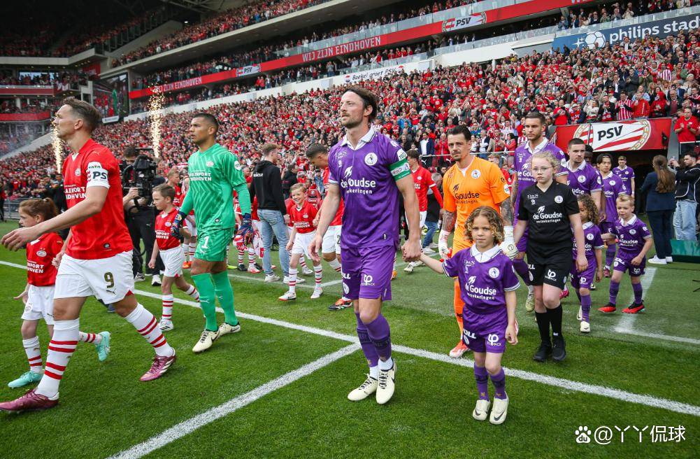 赛后荷甲传出新动向，埃因霍温单刀错失，管理层表态：态度坚定，更衣室氛围转暖的简单介绍
