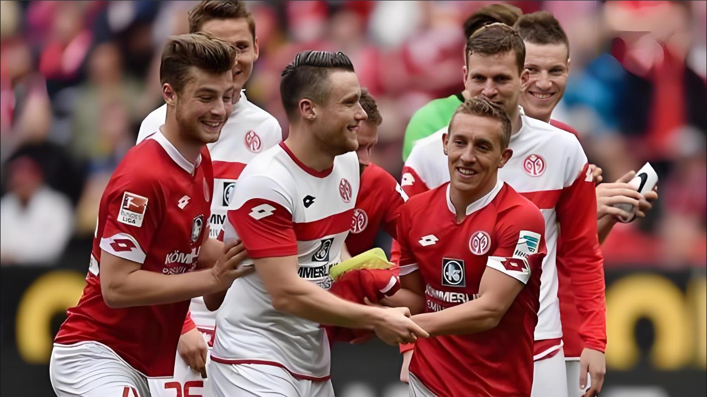 门兴格拉德巴赫迎德国杯关键赛，窗口期队长鼓劲，引发热议，控场能力受关注(法兰克福vs门兴格拉德巴赫比分预测)