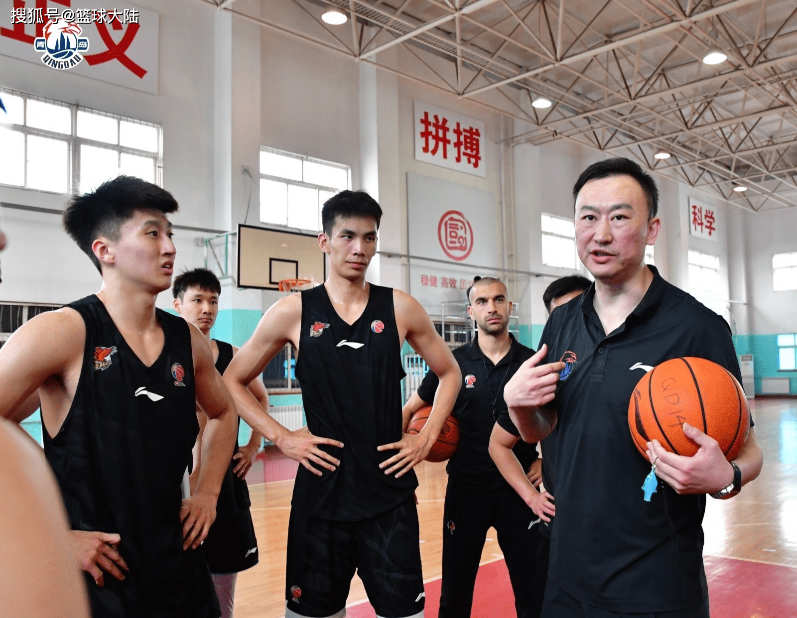 那不勒斯训练开放日，赛前官宣签约引欢呼，CBA季后赛在即，球探报告显示潜力的简单介绍