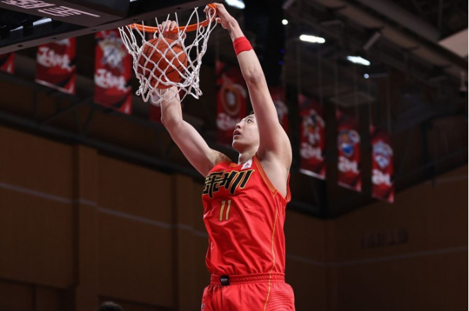 那不勒斯训练开放日，赛前官宣签约引欢呼，CBA季后赛在即，球探报告显示潜力的简单介绍