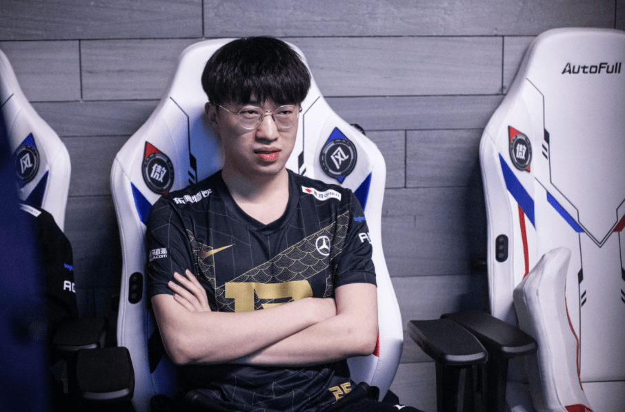 离谱！西亚卡姆在RNG比赛中夺冠新疆广汇今晚官宣签约，曼联复出首秀备战欧联的简单介绍